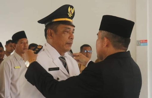 Bupati Dharmasraya Sutan Riska Kukuhkan Marjilis selaku Camat Tiumang.