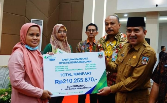 Merupakan Pemkab Dharmasraya, Bupati Serahkan Santunan Manfaat BPJS Ketenagakerjaan