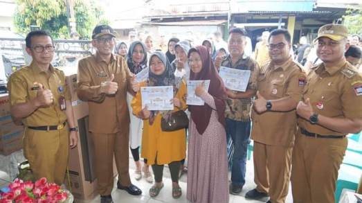 Serahkan Sejumlah Bantuan Bagi Para Pelaku UMKM, Wako Hendri Septa Imbau Pasarkan Produk Lewat e-Katalog