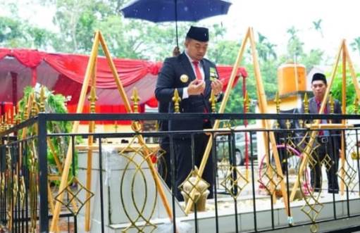 Dimakam Bupati Pertama Dharmasraya, Sutan Riska Ucapkan Rasa Penghormatan Pada Almarhum Ahmad Munawar