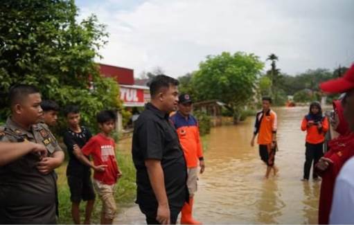 Bupati Sutan Riska Pastikan Kebutuhan Warga Terdampak Banjir Terpenuhi