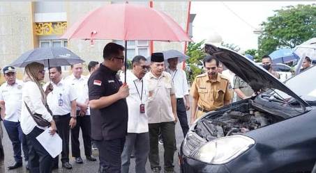 Bupati Dharmasraya Sutan Riska Lakukan Inspeksi Kendaraan Dinas