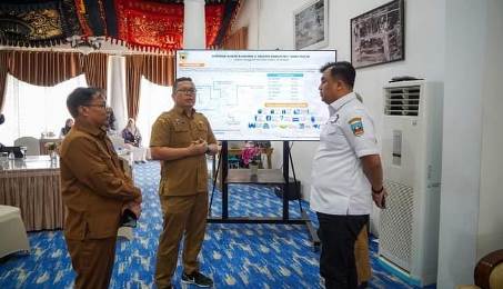 Bupati Dharmasraya Serahkan Bantuan untuk Warga Korban Banjir Bandang dan Galodo