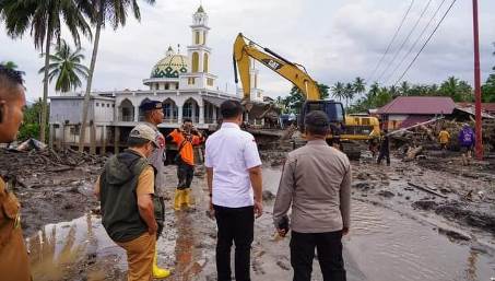 Merupakan Bentuk Empati Terhadap Korban Bencana Alam, Sutan Riska Langsung Melakukan Gerak Cepat Dan Membantu Masyarakat