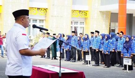 Dilaksanakan di Halaman Kantor Bupati Dharmasraya, Sutan Riska Lantik dan Diambil Sumpah Janji Jabatan Fungsional PPPK
