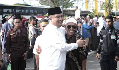 Bupati Sutan Riska Lepas 248 Jemaah Calon Haji Kabupaten Dharmasraya