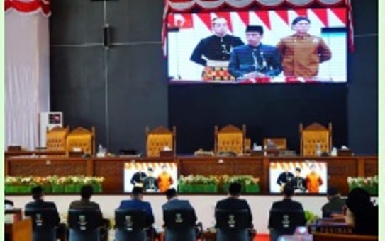 Sutan Riska Beserta DPRD Dharmasraya Mendengarkan Pidato Kenegaraan Presiden Dalam Rangka HUT RI Ke 79