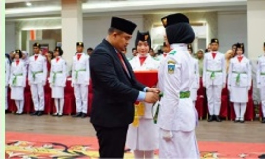 Bupati Sutan Riska Kukuhkan 75 Anggota Paskibraka Kabupaten Dharmasraya