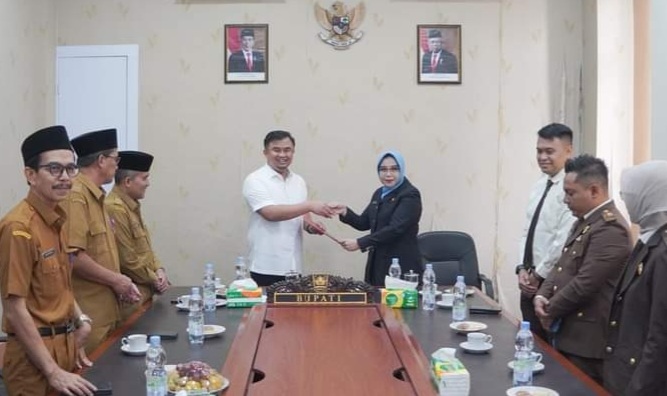 Selenggarakan Pemerintahan Bersih, Bupati dan Kajari Dharmasraya Tandatangani Nota Kesepahaman