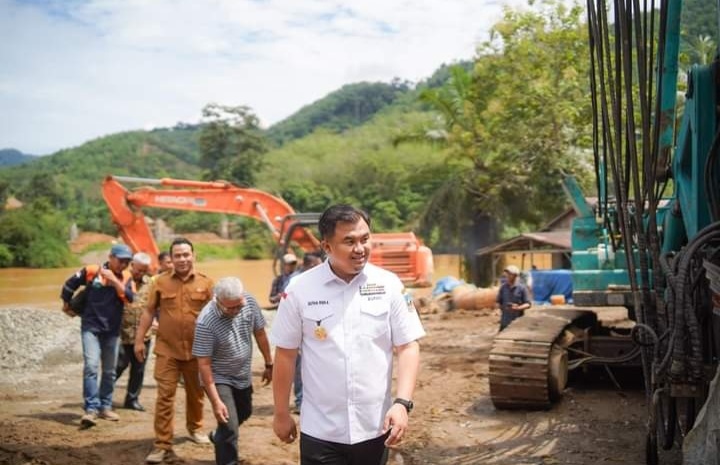 Didampingi Kadis PUPR, Bupati Sutan Riska Progres Pembangunan Jembatan Gantung Siguntur