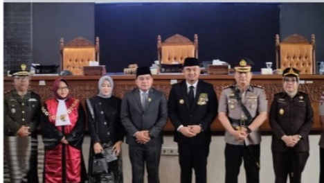 Bupati Sutan Riska Hadiri Pelantikan Ketua DPRD Dharmasraya